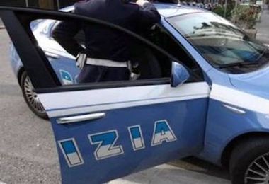 Nudo e con la testa dentro il frigo: trovato morto nella sua casa a Roma