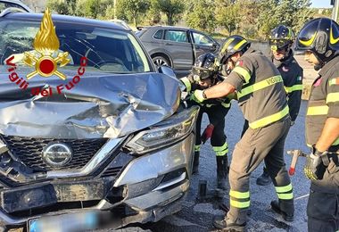 Schianto fra auto a Ozieri, due persone in ospedale