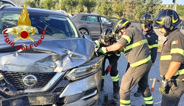 Schianto fra auto a Ozieri, due persone in ospedale