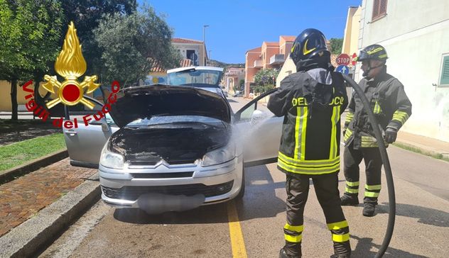 Auto in fiamme a Santa Teresa, sul posto il 115