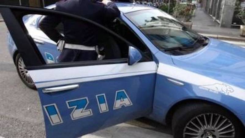 Nudo e con la testa dentro il frigo: trovato morto nella sua casa a Roma