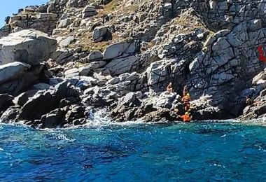 In difficoltà durante escursione con il sup, soccorsi 4 ragazzi