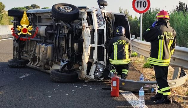 Furgone si ribalta sulla 131 all'altezza di Abbasanta