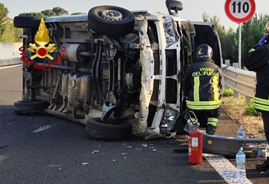 Furgone si ribalta sulla 131 all'altezza di Abbasanta