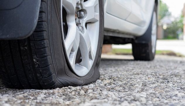 Oristano, squarcia gomme e lancia oggetti dal balcone: identificato