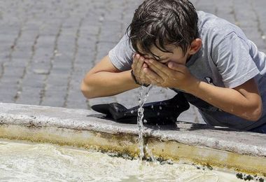 Caldo avanza, oggi 8 città con bollino rosso: massima allerta anche a Roma