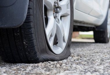 Oristano, squarcia gomme e lancia oggetti dal balcone: identificato