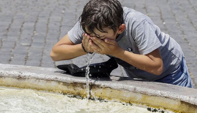 Caldo avanza, oggi 8 città con bollino rosso: massima allerta anche a Roma