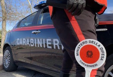 Spari e minacce in un chiosco: ferito alla testa un carabiniere