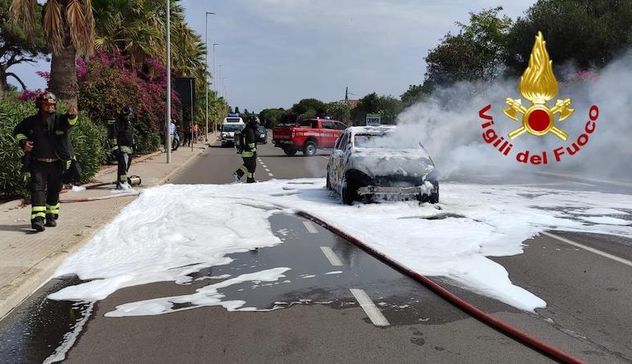 Auto avvolta dalle fiamme all’ingresso di Alghero, conducente in salvo