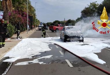 Auto avvolta dalle fiamme all’ingresso di Alghero, conducente in salvo