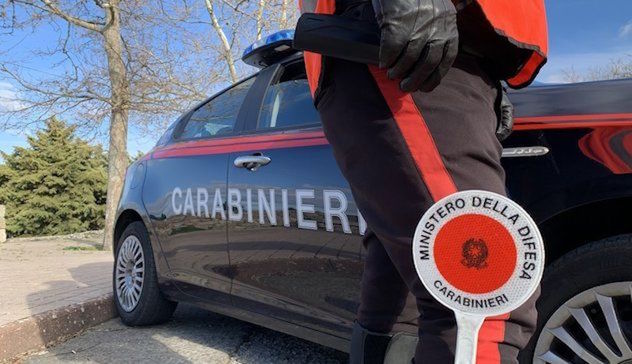 Spari e minacce in un chiosco: ferito alla testa un carabiniere