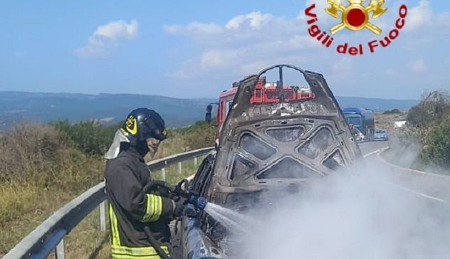 Auto in fiamme vicino a Suni: intervengono i Vigili del fuoco