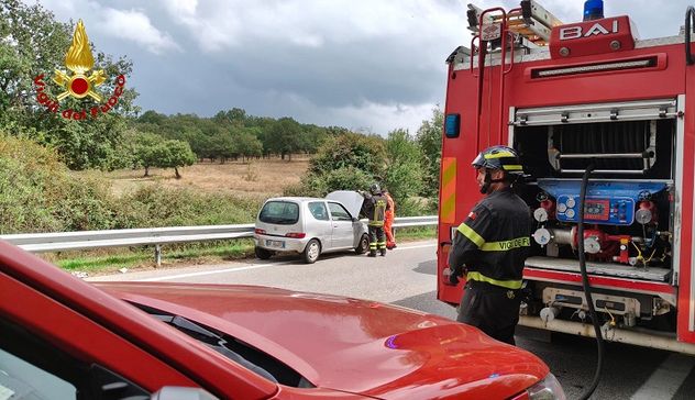 Sbanda e finisce con l'auto sul guardrail nel Nuorese: due feriti