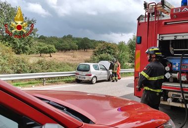 Sbanda e finisce con l'auto sul guardrail nel Nuorese: due feriti