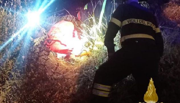 Arzachena. Con la moto sul guardrail, cade da una scarpata: ferito