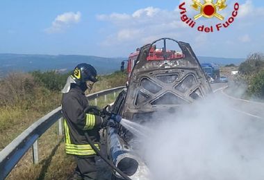 Auto in fiamme vicino a Suni: intervengono i Vigili del fuoco