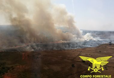 Grosso incendio a Sagama, sul posto diversi mezzi aerei