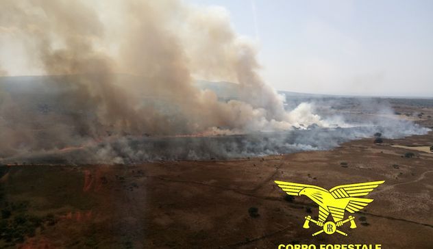 Grosso incendio a Sagama, sul posto diversi mezzi aerei