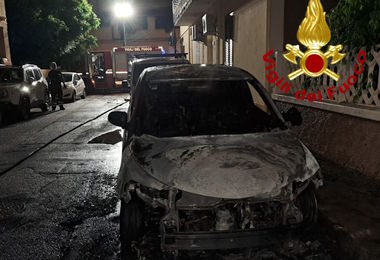 Auto divorata dal fuoco nella notte: paura a Olbia