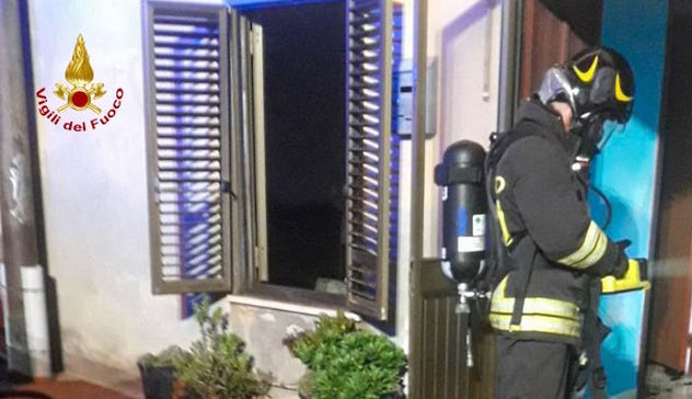 Incendio in casa a Cabras, proprietario in codice rosso per le esalazioni