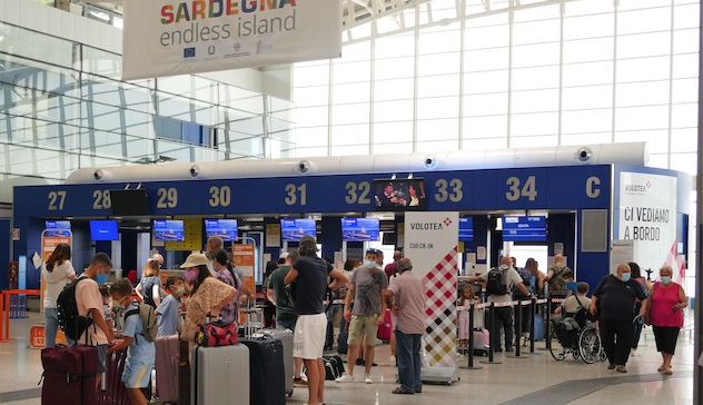 Cagliari. Aereo in partenza ma mancano i piloti: notte in aeroporto per i passeggeri