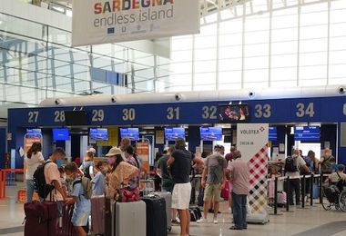 Cagliari. Aereo in partenza ma mancano i piloti: notte in aeroporto per i passeggeri