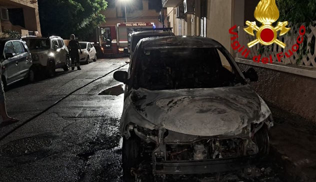 Auto divorata dal fuoco nella notte: paura a Olbia