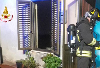 Incendio in casa a Cabras, proprietario in codice rosso per le esalazioni