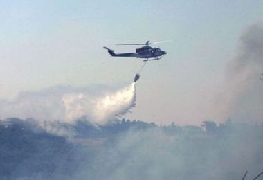 Fiamme a Ottana, elicottero in azione