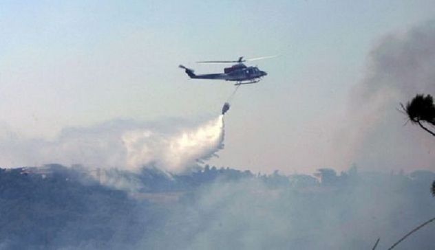 Fiamme a Ottana, elicottero in azione