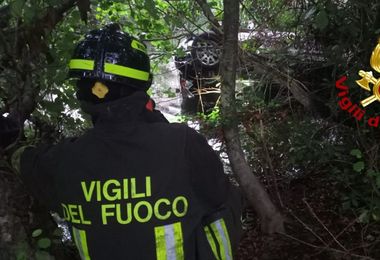 Arzachena. In auto sfonda guardrail e precipita sul fiume