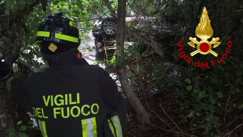 Arzachena. In auto sfonda guardrail e precipita sul fiume