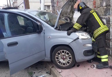 Macomer. Schianto tra due auto in paese, 5 feriti di cui un codice rosso