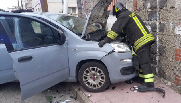 Macomer. Schianto tra due auto in paese, 5 feriti di cui un codice rosso