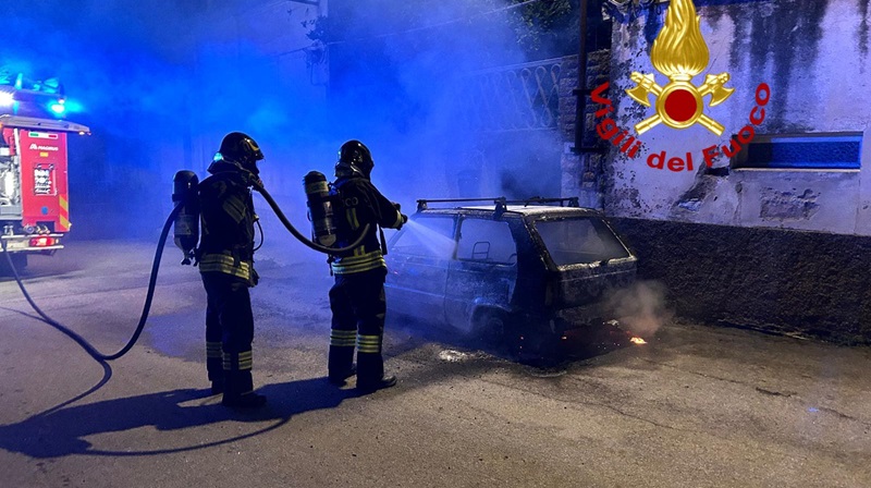 Auto in fiamme nella notte a Berchidda: indagini in corso