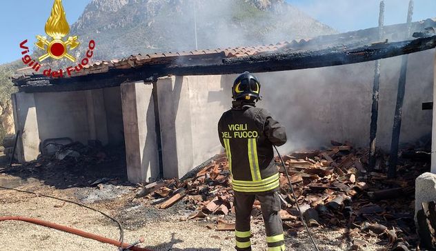 Galtellì. Fiamme in una legnaia minacciano un’abitazione