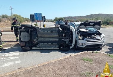 Incidente a Budoni, auto si ribalta