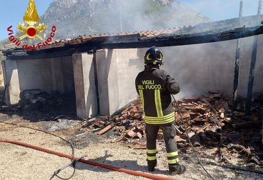 Galtellì. Fiamme in una legnaia minacciano un’abitazione