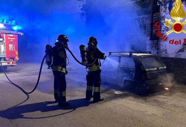 Auto in fiamme nella notte a Berchidda: indagini in corso