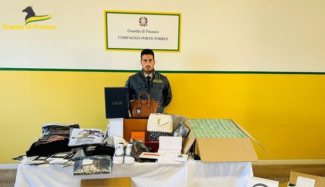 Abbigliamento e accessori contraffatti, 62 denunce della Gdf di Porto Torres