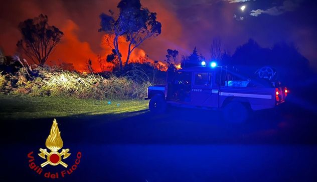 Incendio al campeggio Girasole, fiamme alimentate dal vento