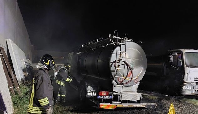 Due camion in fiamme a Siniscola, sul posto il 115