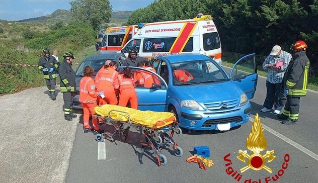 Incidente ad Alghero: tre auto coinvolte e due feriti