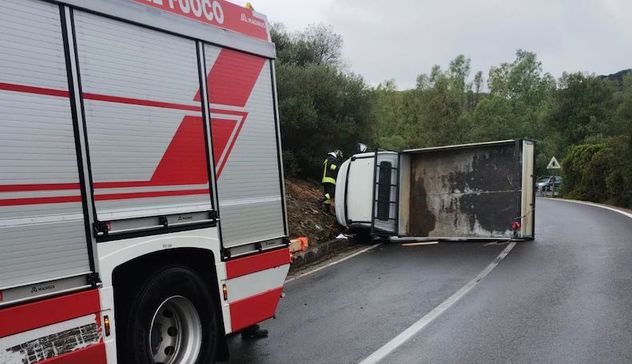 Siniscola. Camion si ribalta sulla Statale 125