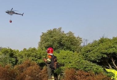 Fiamme a Siurgus Donigala, in azione un elicottero