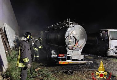 Due camion in fiamme a Siniscola, sul posto il 115