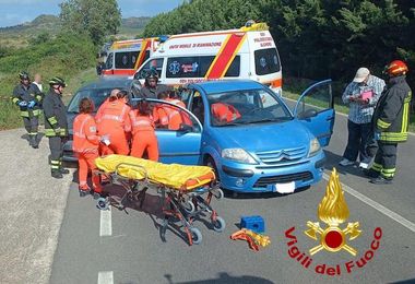 Incidente ad Alghero: tre auto coinvolte e due feriti