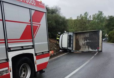 Siniscola. Camion si ribalta sulla Statale 125