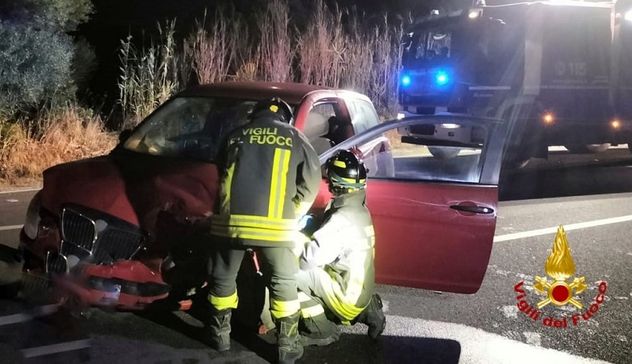 Incidente stradale nell'Oristanese: persona estratta dalle lamiere 